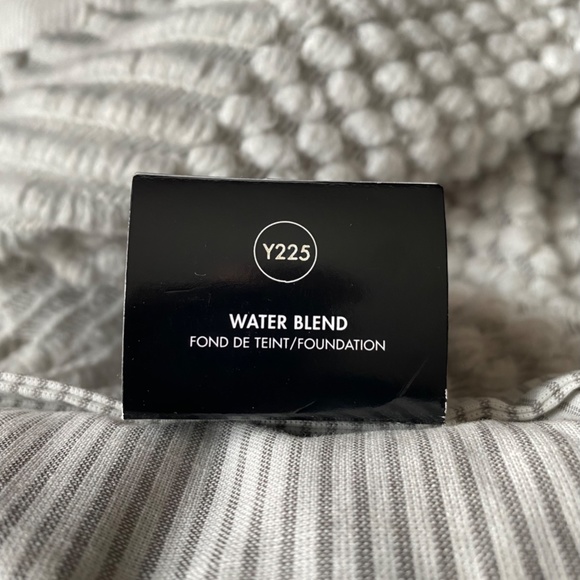 MAKE UP FOR EVER Water Blend Foundation Shade Y225 Marble - Picture 2 of 5